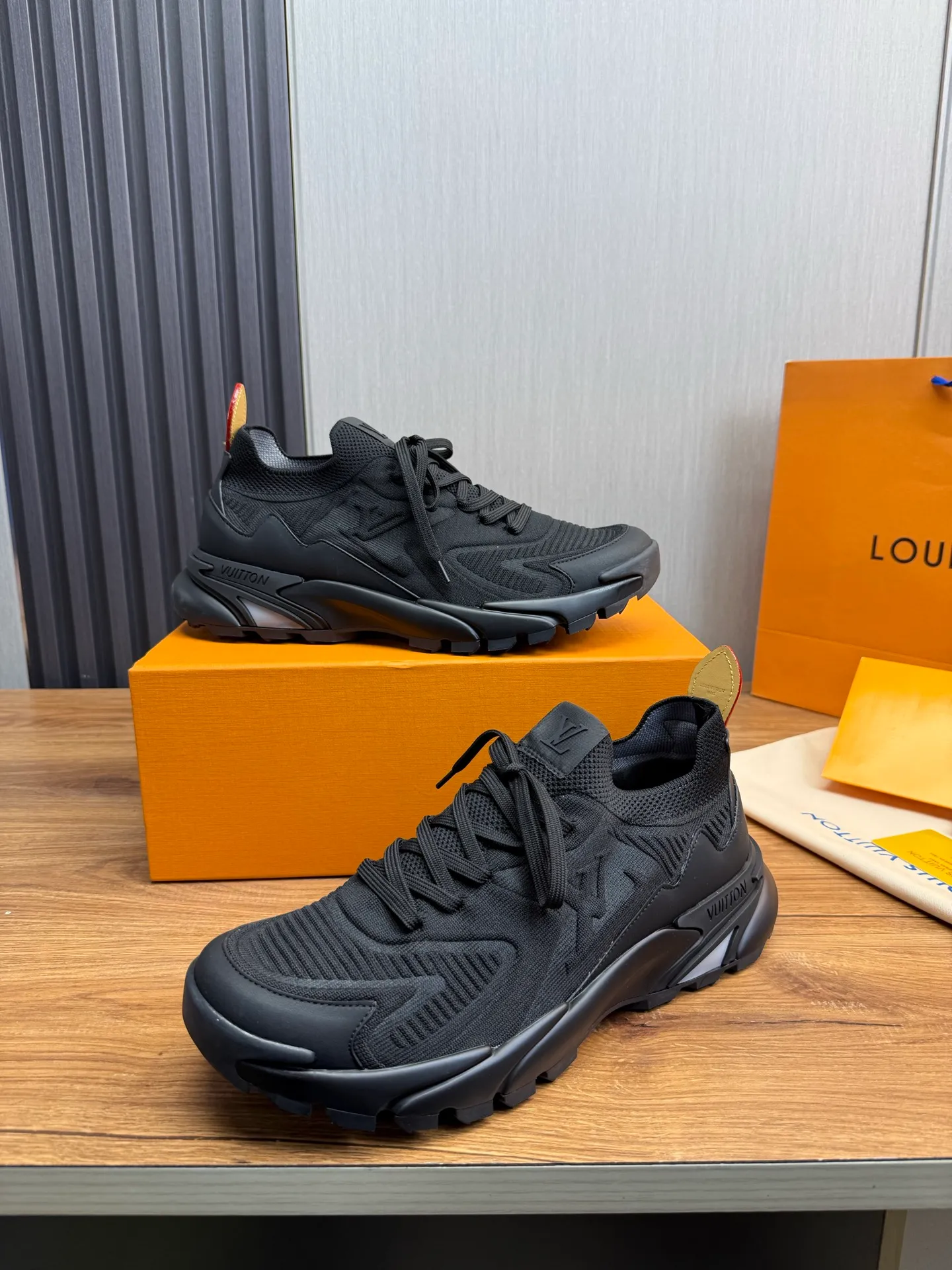 Men's Men's Shoes 580💰 🌈LV | Louis Vuitton 2025 LV Louis Vuitton L House Donkey Brand Latest Olympia Series Couple Style Silver Horn King Casual Sports Shoes Running Shoes This LV Olympia sports shoe combines mesh fabric and metallic synthetic leather and other technical fabrics to reinterpret the classic running shoe design with a neat and simple design. Lightweight EVA outsole provides a stretchy fit. Rich details such as Monogram embossing and LV letters establish recognition. Exquisite packaging at the delivery counter 🛍📦 ▪️Fabric: original imported technical fabric + mesh ▪️Inner lining: original customized breathable mesh ▪️Sole: original molded rubber foam material ▪️Sole thickness: 3.5CM ▪️Size: 38-44 yards